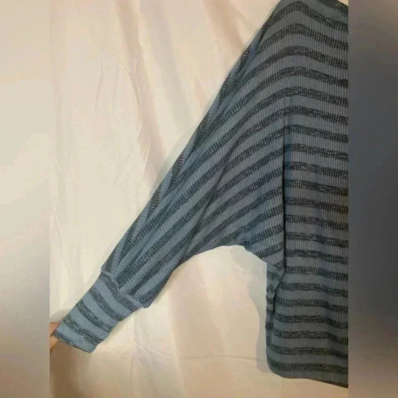 Blooms in the city long sleeve top size small - Picture 2 of 6